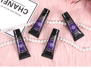 Dettaglio di tubetti di poly gel per unghie da 15ml su sfondo morbido rosa con perle