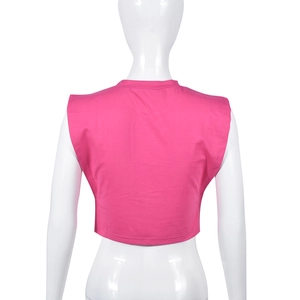 Dettaglio del design posteriore di un gilet corto senza maniche rosa rosso su un manichino