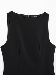 Détail d'une robe noire à encolure bateau avec fermeture éclair invisible dans le dos