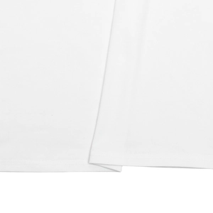 Détail de l'ourlet d'une robe blanche avec double couture et texture de tissu impeccable