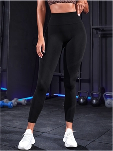 Dettaglio dei leggings yoga a vita alta senza cuciture con trama a coste ed effetto modellante