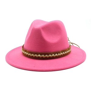 Detail eines fuchsiafarbenen Filzhutes mit braunem, geflochtenem Leder-Zierband