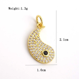 Détail d'un pendentif goutte en plaqué or 18K avec micro-pavé de cristaux et pierre noire