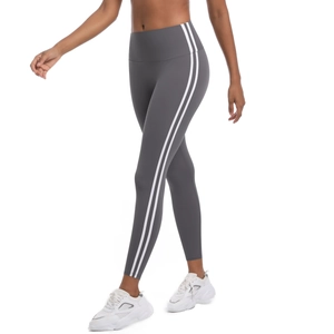 Gros plan d'un legging de yoga gris foncé à taille haute avec des bandes blanches latérales