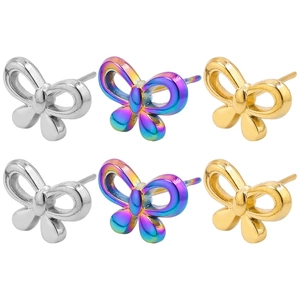 Dettaglio degli orecchini a farfalla in finiture argento, oro e metallo arcobaleno