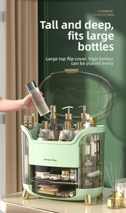 Nahaufnahme von grünem Kosmetik-Organizer mit hohem transparentem Deckel und Goldfuß