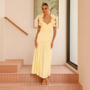 Robe élégante jaune pâle à col en V avec volants et fente pour look de vacances