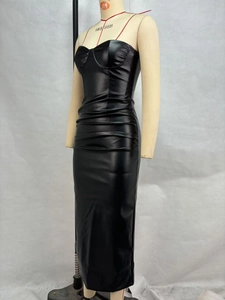 Détail du bustier structuré et des coutures froncées sur cette robe midi en cuir PU