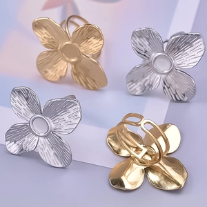Détail de supports de boucles d'oreilles en forme de fleur en acier inoxydable 304