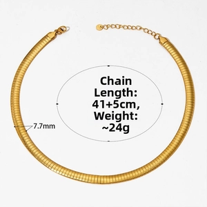 Collier chaîne serpent plate dorée avec fermoir mousqueton et texture de 7,7 mm