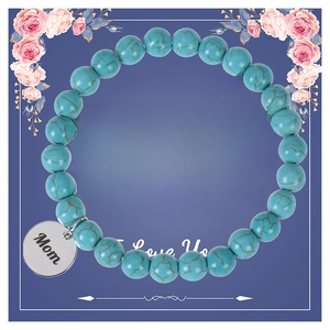 Bracelet en perles bleues avec breloque cœur sur carte cadeau fête des mères