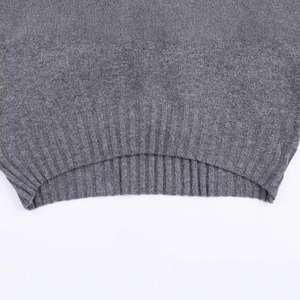Pull en maille côtelée gris foncé avec détails de texture à l'ourlet sur fond blanc