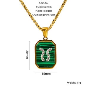 Détail du collier Taureau en acier inoxydable plaqué or 18 carats avec malachite et cristaux