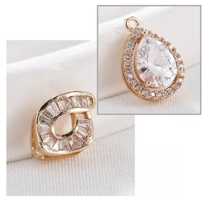 Vue détaillée de pendentifs élégants en forme de goutte et baguette CZ dorés vintage