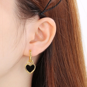 Boucles d'oreilles cœur chic en acier inoxydable plaqué or 18 carats et émail noir