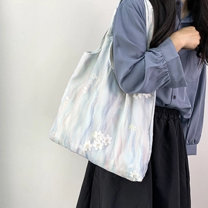 Détail du sac cabas artistique aquarelle avec broderie florale 3D et grande capacité