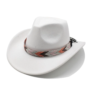 Détail chapeau de cow-boy blanc en feutre avec ruban tissé bohème et pompons décoratifs