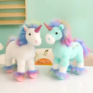 Süße weiße und mintgrüne Plüsch-Einhornpuppen mit bunten Regenbogenmähnen und Schwanz