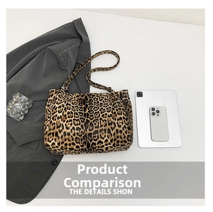 Flachbild-Leoparden-Tote-Bag mit Tablet und Smartphone zum Größenvergleich der Tasche