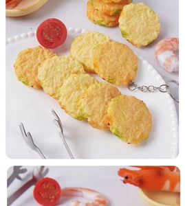 Llavero realista de pastel de camarones fritos con cadena de metal en un plato blanco