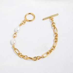 Détail de la chaîne en acier inoxydable plaqué or 18K avec perles et fermoir bascule