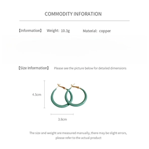 Infographie montrant des créoles rondes vertes avec dimensions 4,5 cm x 3,8 cm et poids