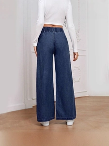 Vista posteriore dei jeans larghi blu scuro da donna con vita alta elasticizzata