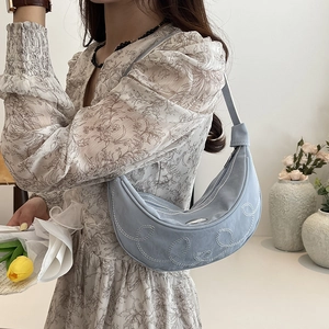 Borsa a spalla Hobo azzurra a forma di luna con trama plissettata per donne eleganti