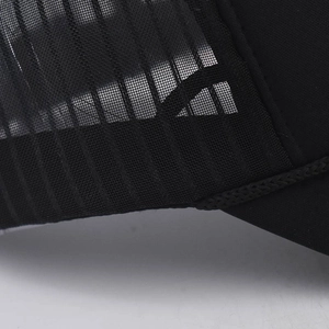 Gros plan sur le tissu en maille noire respirante et les coutures de la casquette