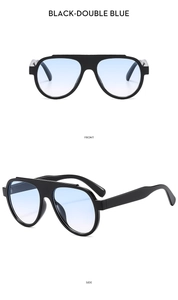 Viste frontale e laterale di occhiali da sole neri oversize con lenti blu sfumate