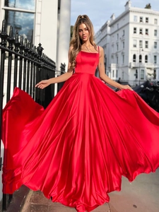 Elegante abito lungo da damigella in raso rosso con spalline sottili e gonna ampia a ruota