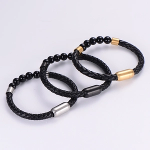 Set di bracciali in pelle intrecciata nera con chiusure magnetiche e perline di agata nera