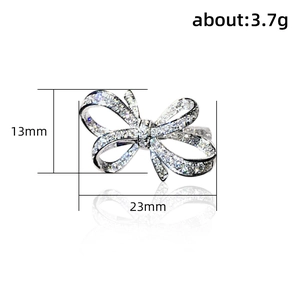 Bague nœud en argent s925 et zircons avec reflet miroir élégant sur fond blanc éclatant
