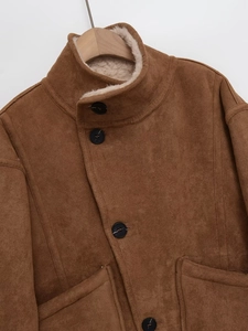 Détail de veste en daim marron avec col montant et doublure épaisse en fausse fourrure