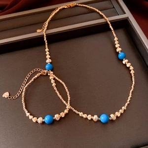 Détail de l'ensemble collier et bracelet perlé en or 18K avec des perles de pierre bleue