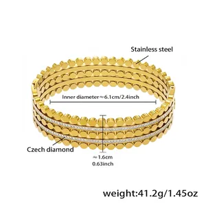 Vista dettagliata del bracciale multistrato in acciaio inossidabile dorato con diamanti cechi