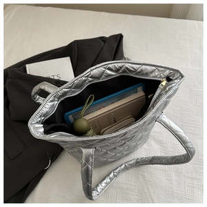 Vue de dessus du grand sac cabas argenté matelassé avec espace intérieur zippé