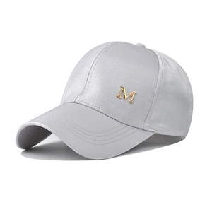 Dettaglio del cappellino da baseball in raso grigio chiaro con logo M metallico