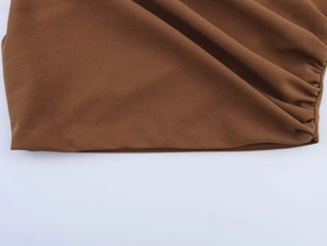 Vue macro détaillée du tissu en maille marron avec des détails d'ourlet froncé élastique