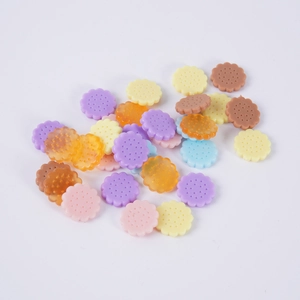 Mini kleurrijke harskoekjes voor DIY-klei-ambachten en accessoires op witte achtergrond