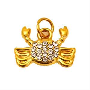 Pendentif crabe doré orné de zircons brillants sur un fond blanc épuré