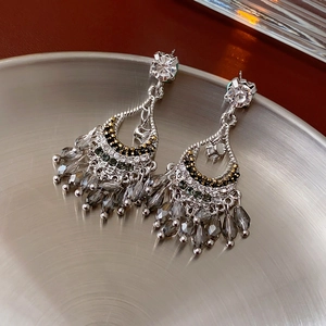 Vue détaillée des boucles d'oreilles vintage avec pampilles colorées et strass brillants
