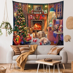 Detail eines Weihnachts-Wandteppichs mit Baum, Kamin und Haustieren in gemütlichem Raum