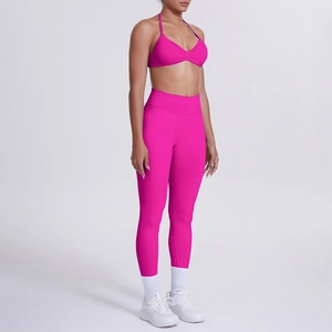 Dettaglio del set leggings yoga a vita alta rosa acceso e reggiseno sportivo a fascia