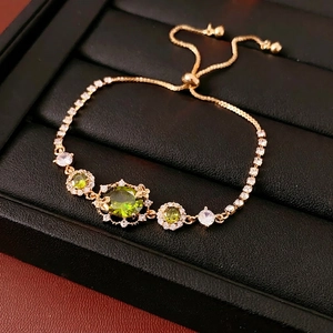 Bracelet ajustable plaqué or avec pierres ovales vertes et cristaux sur cuir noir