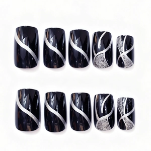 Faux ongles noirs classiques avec lignes pailletées argentées de forme carrée