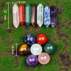 Détail d'un ensemble de cristaux naturels avec piliers de 32mm et sphères de 16mm sur mousse