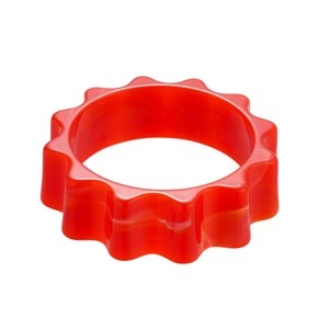 Bracciale rigido in acrilico rosso traslucido con bordi ondulati e design a fiore