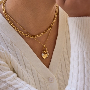 Collier double rang en or 18K avec pendentif cœur et perle sur vêtement en maille