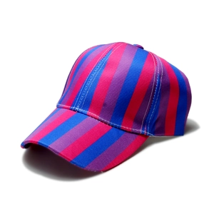 Détail d'une casquette de baseball avec rayures roses, violettes, bleues et texture de tissu